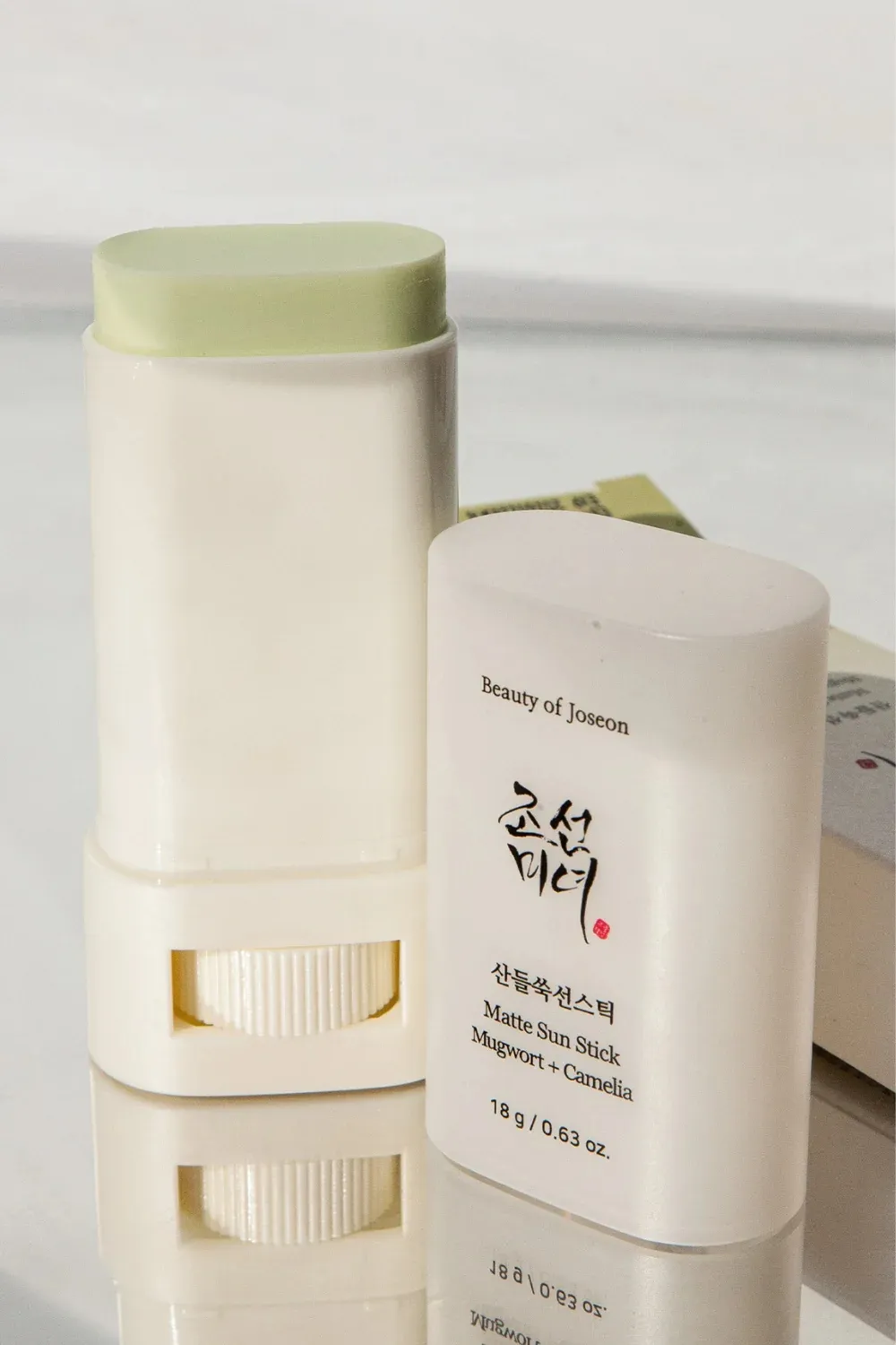 Beauty of Joseon Protector Solar en Barra Mate: Artemisa + Camelia SPF50+ PA++++ 18g